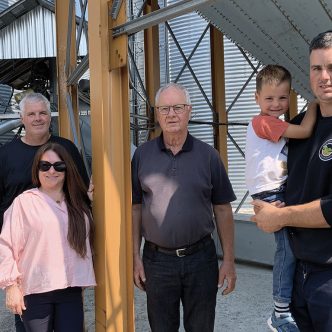 Une partie de l’équipe des Entreprises Julien et Marc-André Cousineau : Matis, Julien, Dominique Chéron, Adrien, le petit Calix et son père Marc-André. Photos : Marie-France Létourneau