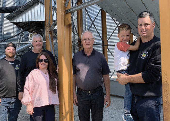 Une partie de l’équipe des Entreprises Julien et Marc-André Cousineau : Matis, Julien, Dominique Chéron, Adrien, le petit Calix et son père Marc-André. Photos : Marie-France Létourneau