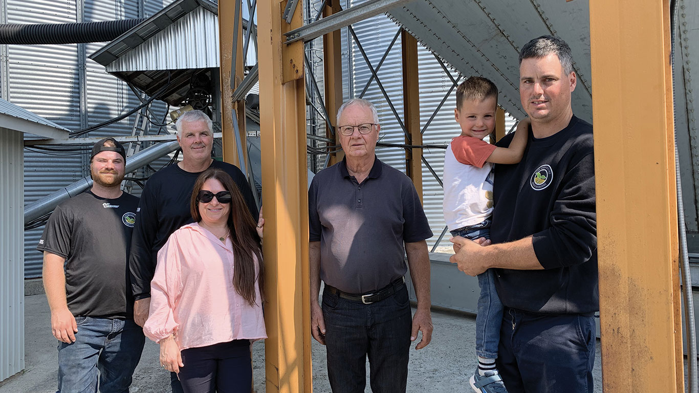 Une partie de l’équipe des Entreprises Julien et Marc-André Cousineau : Matis, Julien, Dominique Chéron, Adrien, le petit Calix et son père Marc-André. Photos : Marie-France Létourneau