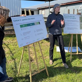 Le 11 octobre, l’agronome Ann-Sophy Côté (au centre) a présenté les projets de recherche des cellules qu’elle coordonne sur l’alimentation des ruminants, la régie des plantes fourragères et la gestion des lisiers. Photos : Myriam Laplante El Haili/TCN