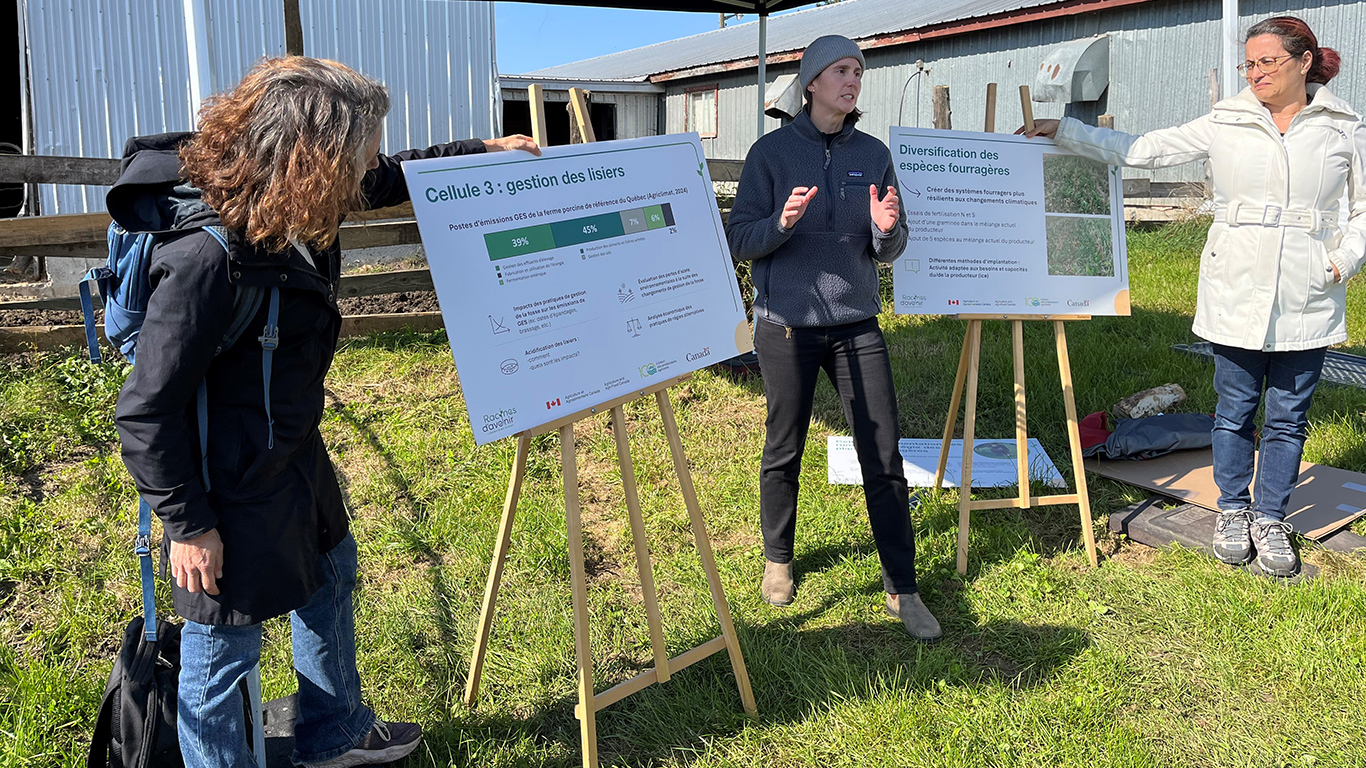 Le 11 octobre, l’agronome Ann-Sophy Côté (au centre) a présenté les projets de recherche des cellules qu’elle coordonne sur l’alimentation des ruminants, la régie des plantes fourragères et la gestion des lisiers. Photos : Myriam Laplante El Haili/TCN