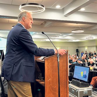 La réglementation trop contraignante, notamment sur l’environnement, a été le principal sujet abordé par les producteurs de la Montérégie lors de leur assemblée générale annuelle. Photo : Martin Ménard/TCN