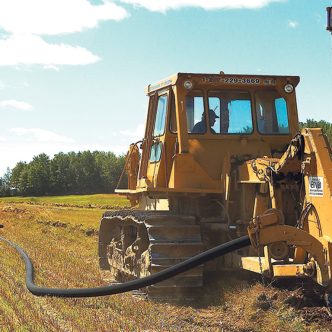 Le ministère de l’Environnement évalue la possibilité d’encadrer davantage les nouveaux travaux de drainage en milieu agricole afin de diminuer les rejets de sédiments ainsi que les phénomènes d’érosion et d’inondation. Photo : Martin Ménard/Archives TCN