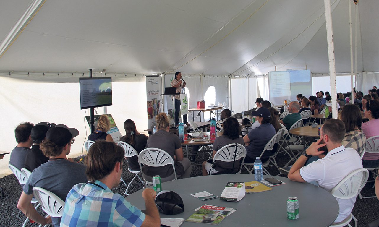 Marie-Pier Beaulieu, gestionnaire d’un projet de recherche du Pôle-PFQ, en conférence lors de la 36e Journée à Foin du 17 septembre dernier. Photo : Eugénie Emond