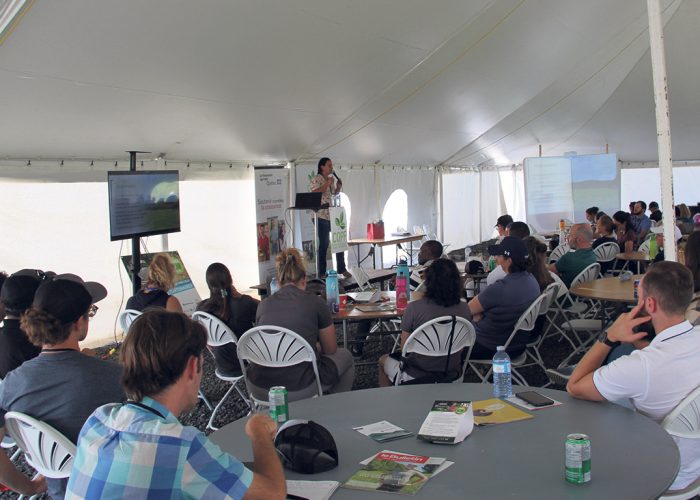 Marie-Pier Beaulieu, gestionnaire d’un projet de recherche du Pôle-PFQ, en conférence lors de la 36e Journée à Foin du 17 septembre dernier. Photo : Eugénie Emond