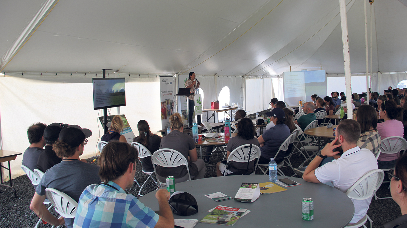 Marie-Pier Beaulieu, gestionnaire d’un projet de recherche du Pôle-PFQ, en conférence lors de la 36e Journée à Foin du 17 septembre dernier. Photo : Eugénie Emond