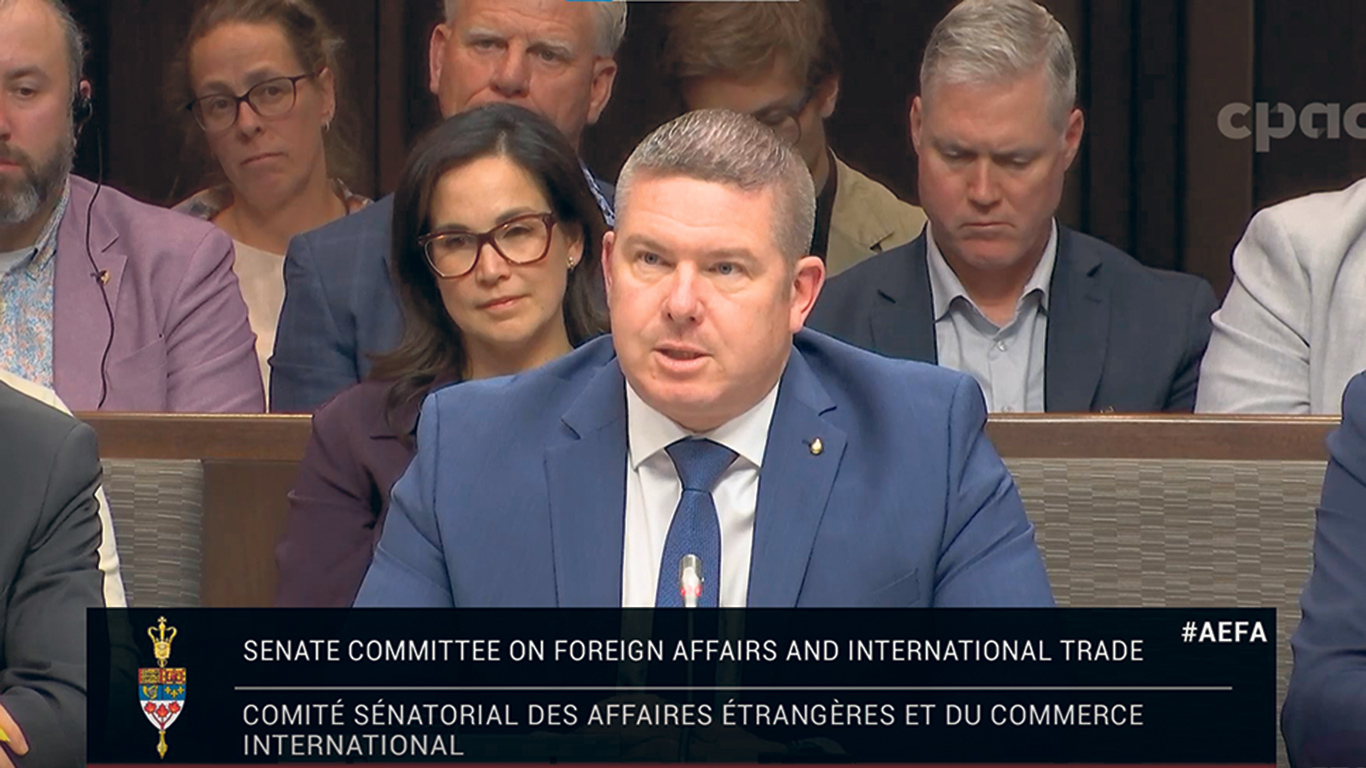 La nécessité d’un projet de loi sur la gestion de l’offre a été vivement défendue par Emmanuel Destrijker, le 9 octobre, au Comité permanent des affaires étrangères et du commerce international du Sénat. Photo : CPAC