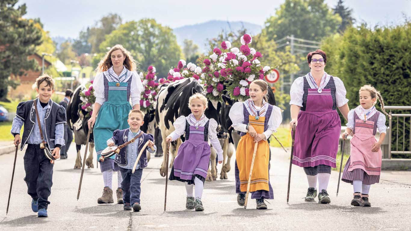 En Suisse, Dominique Savary, de Sâles, est un des gardiens de la belle et colorée tradition « désalpe », au service duquel il met ses extraordinaires talents de photographe. Il me demande de saluer pour lui tous ses amis du Québec.