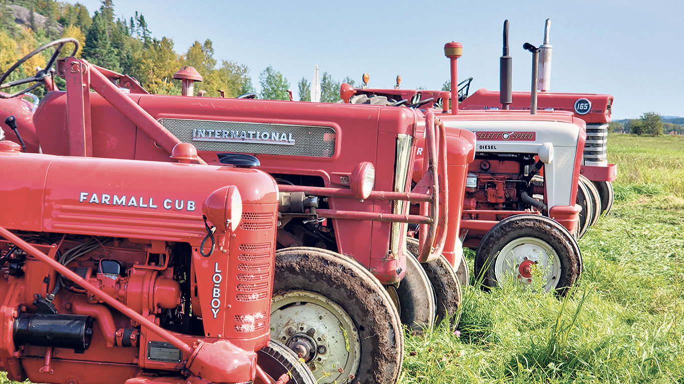 Chez Berthold Tremblay, de Saint-Bruno, au Lac-Saint-Jean, a eu lieu une journée de labours avec de superbes tracteurs antiques. Merci à Michèle Lalancette pour la photo.