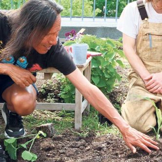 Les jardins collectifs du Santropol Roulant accueillent différentes clientèles en transition de vie, pour qui l’agriculture permet notamment de briser l’isolement. Photo : Gracieuseté du Santropol Roulant