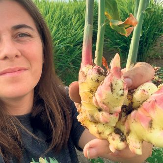 Sylviane Tardif aime son métier d’agricultrice. Sa ferme maraîchère est rentable, mais ce qui lui fait mal, c’est de se comparer à la population en général, qu’elle nourrit et qui gagne beaucoup plus d’argent que ses employés et elle. Photo : Gracieuseté de la Ferme des 3 Samson