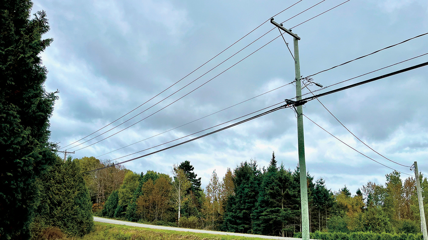 La fiabilité variable du réseau d’électricité est un irritant majeur pour certains producteurs acéricoles. Photos : Johanne Fournier