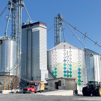 Les silos à grains demandent un nettoyage régulier. Un bon entretien évite tout problème lié à la qualité du grain. Photo : Comptoir Agricole Ste-Anne (CASA)