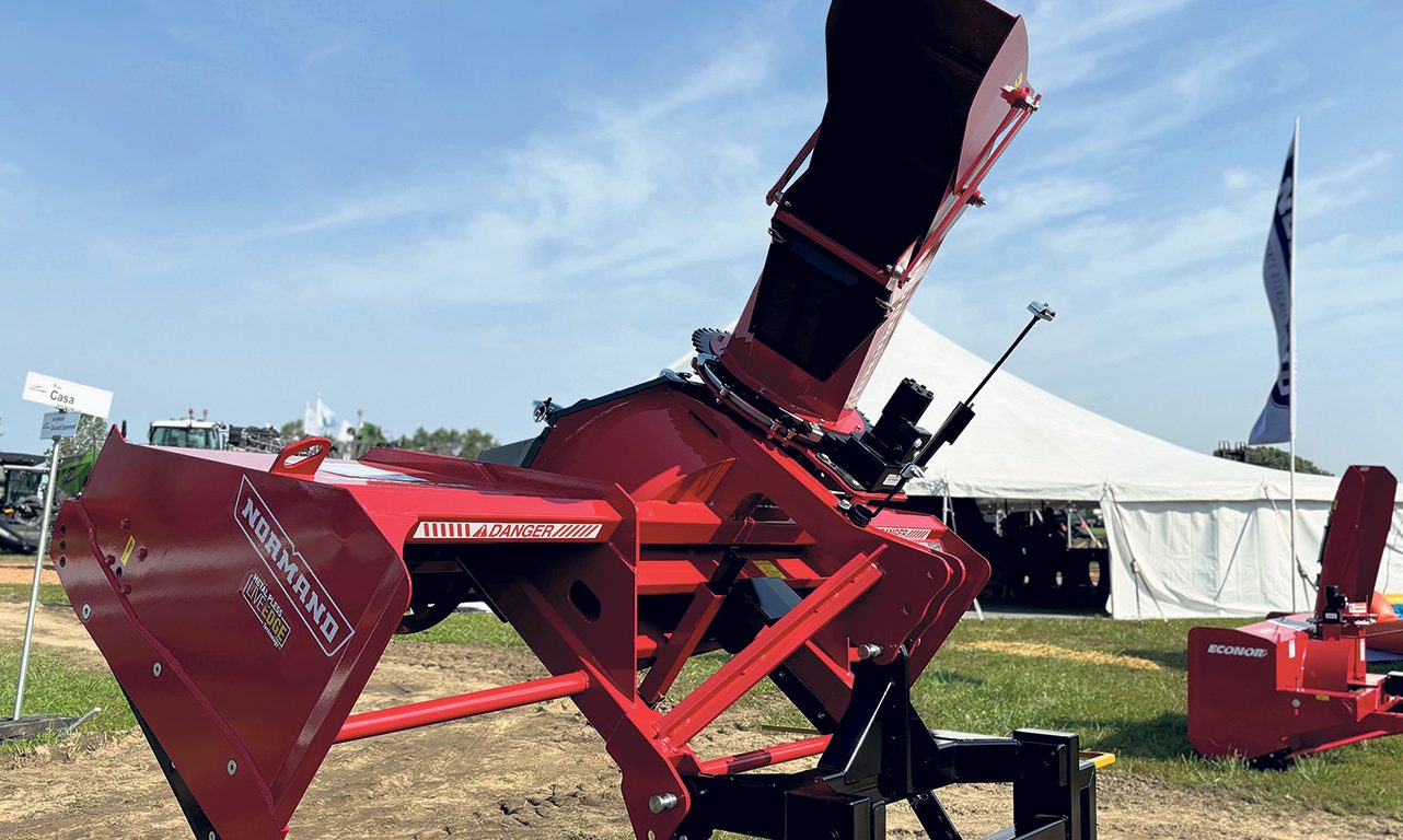 En activité depuis plus de 150 ans, la Compagnie Normand ne cesse d’innover dans le domaine de l’agriculture et du déneigement. Son nouveau modèle de souffleuse à neige hybride inversée équipée de la technologie Live Edge, de Metal Pless, attire les foules et se taille une place dans le marché des équipements de déneigement. Photos : Gracieuseté de la Compagnie Normand