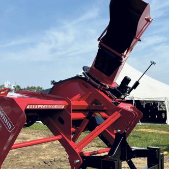 En activité depuis plus de 150 ans, la Compagnie Normand ne cesse d’innover dans le domaine de l’agriculture et du déneigement. Son nouveau modèle de souffleuse à neige hybride inversée équipée de la technologie Live Edge, de Metal Pless, attire les foules et se taille une place dans le marché des équipements de déneigement. Photos : Gracieuseté de la Compagnie Normand