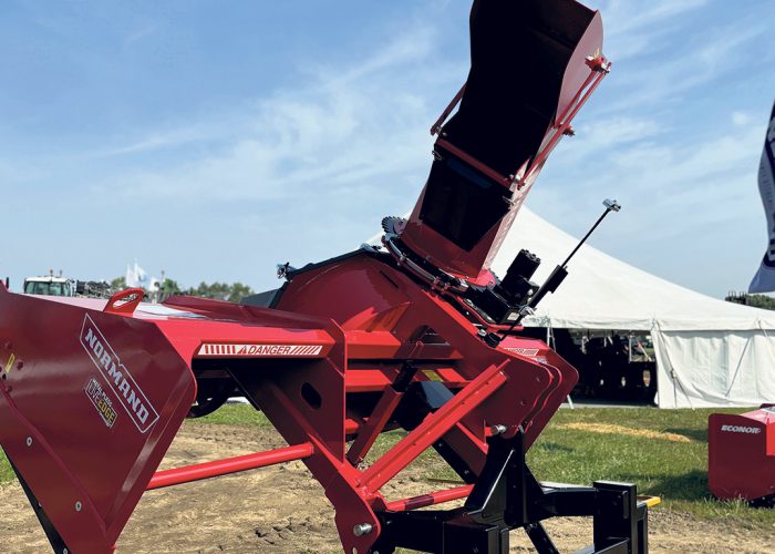 En activité depuis plus de 150 ans, la Compagnie Normand ne cesse d’innover dans le domaine de l’agriculture et du déneigement. Son nouveau modèle de souffleuse à neige hybride inversée équipée de la technologie Live Edge, de Metal Pless, attire les foules et se taille une place dans le marché des équipements de déneigement. Photos : Gracieuseté de la Compagnie Normand