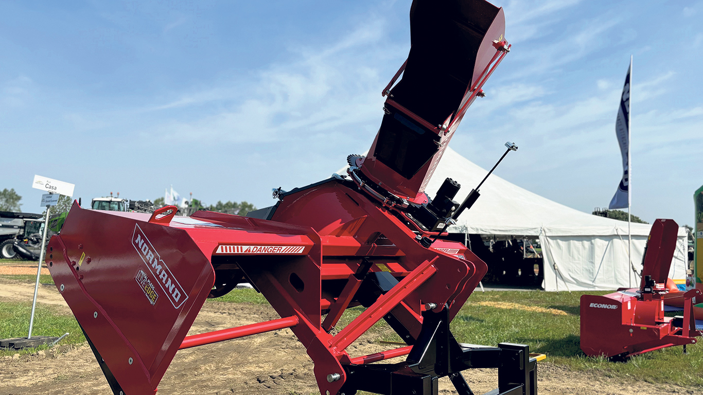 En activité depuis plus de 150 ans, la Compagnie Normand ne cesse d’innover dans le domaine de l’agriculture et du déneigement. Son nouveau modèle de souffleuse à neige hybride inversée équipée de la technologie Live Edge, de Metal Pless, attire les foules et se taille une place dans le marché des équipements de déneigement. Photos : Gracieuseté de la Compagnie Normand