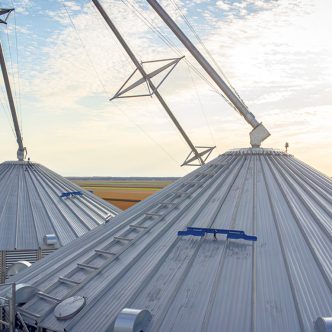 Bien sécher les grains avant leur ensilage, contrôler la moisissure, l’humidité, et ventiler adéquatement les silos permettent d’éviter la détérioration et l’agglomération des grains, deux causes fréquentes d’accidents. Photo : Comptoir Agricole Ste-Anne (CASA)