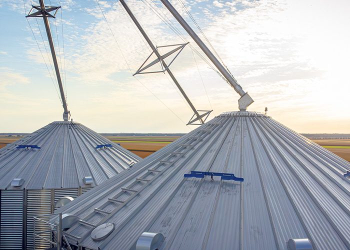 Bien sécher les grains avant leur ensilage, contrôler la moisissure, l’humidité, et ventiler adéquatement les silos permettent d’éviter la détérioration et l’agglomération des grains, deux causes fréquentes d’accidents. Photo : Comptoir Agricole Ste-Anne (CASA)