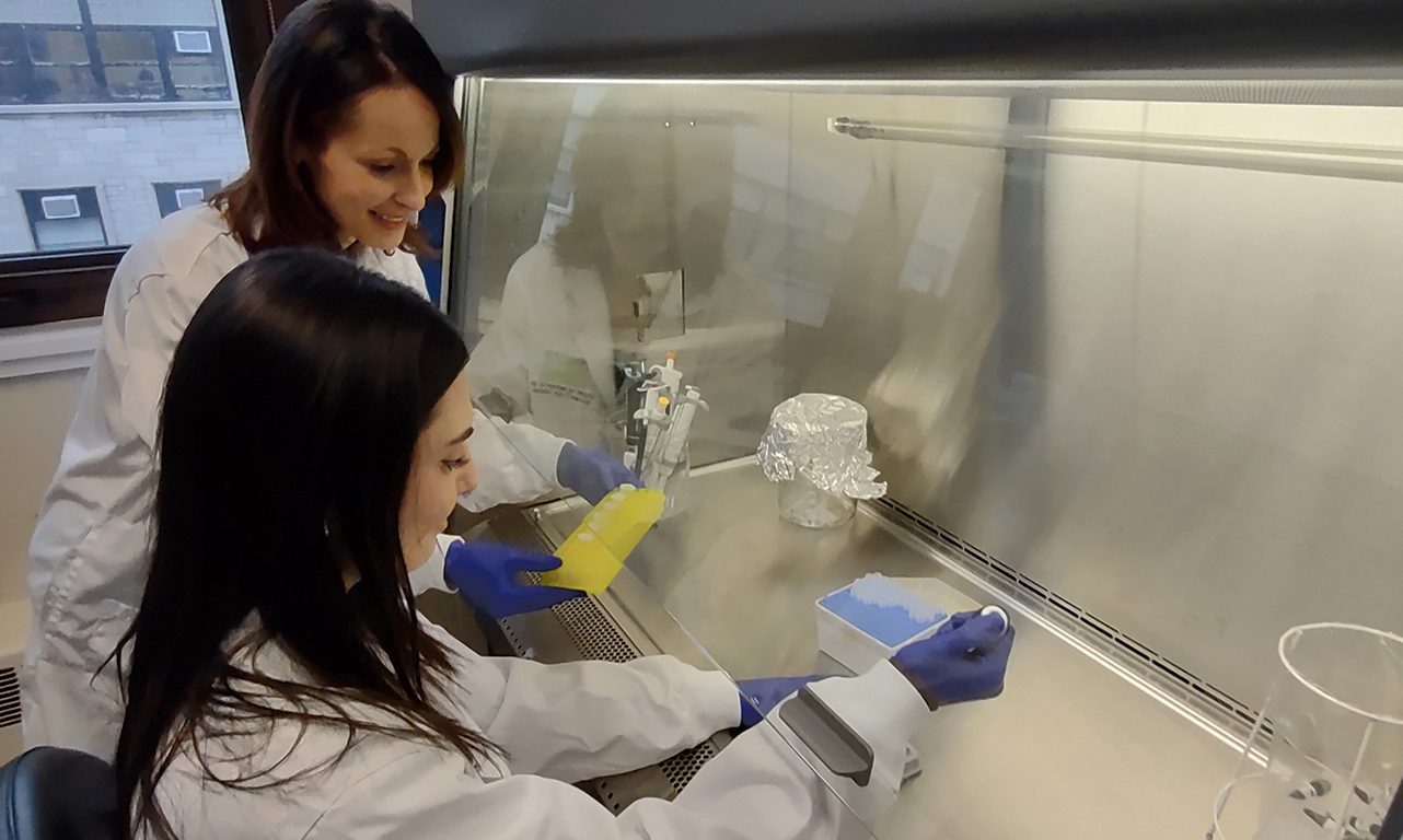 La Dre Marie-Lou Gaucher supervise une étudiante qui manipule un échantillon en laboratoire afin de déterminer s’il contient des salmonelles. Photo : Photos : Gracieuseté de la Faculté de médecine vétérinaire de l’Université de Montréal