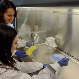 La Dre Marie-Lou Gaucher supervise une étudiante qui manipule un échantillon en laboratoire afin de déterminer s’il contient des salmonelles. Photo : Photos : Gracieuseté de la Faculté de médecine vétérinaire de l’Université de Montréal