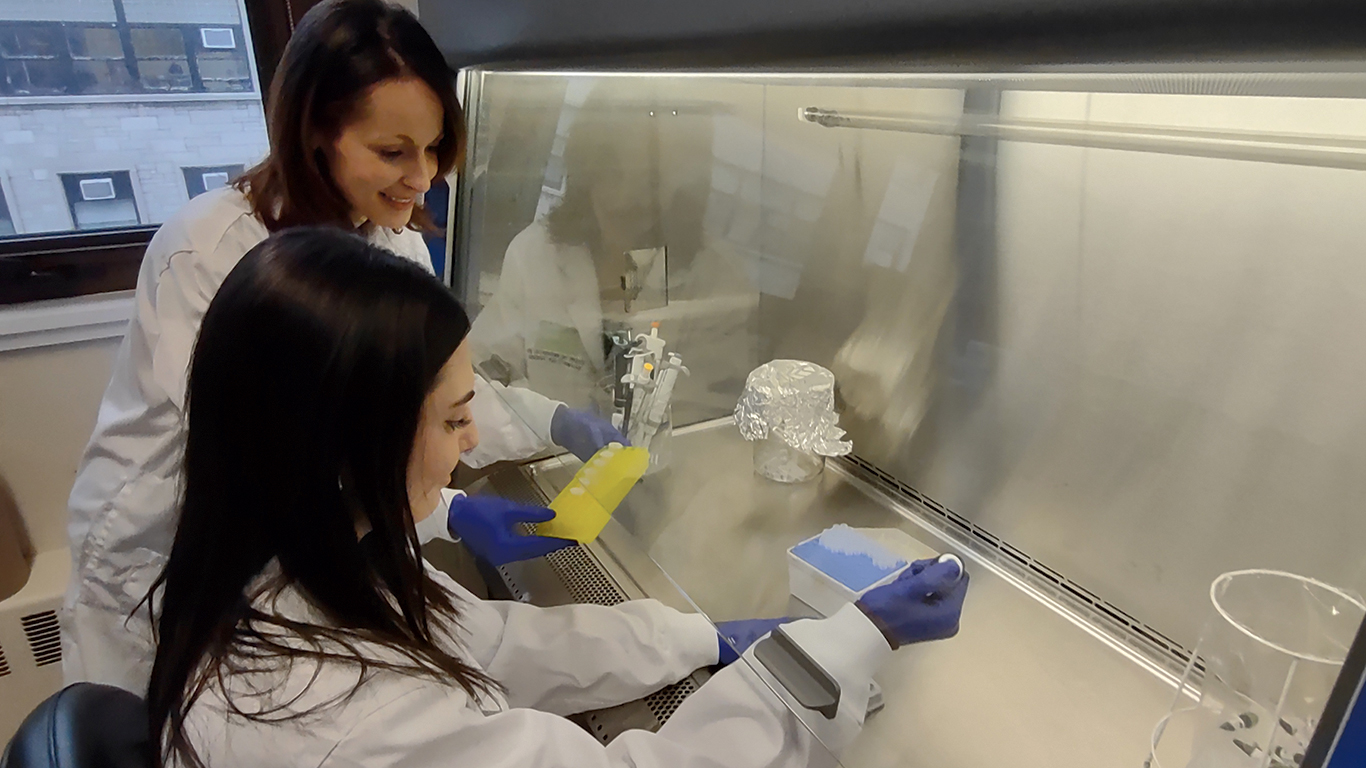 La Dre Marie-Lou Gaucher supervise une étudiante qui manipule un échantillon en laboratoire afin de déterminer s’il contient des salmonelles. Photo : Photos : Gracieuseté de la Faculté de médecine vétérinaire de l’Université de Montréal