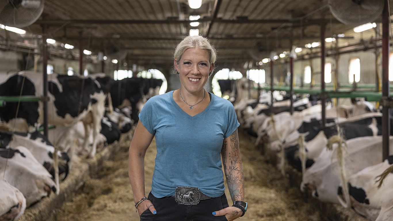 Copropriétaire d’une ferme laitière dans le Centre-du-Québec à 71 % avec son père, Valérie Fortier est aussi mère monoparentale de trois adolescents. Cette « taxi-mom » parvient à atténuer les effets de la charge mentale grâce au sport et aux formations offertes par les Agricultrices du Québec. Crédit : Hélène Bouffard