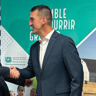 Mario Théberge a tendu le flambeau à Jean-Thomas Maltais. Photo : Fédération de l’UPA du Saguenay–Lac-Saint-Jean