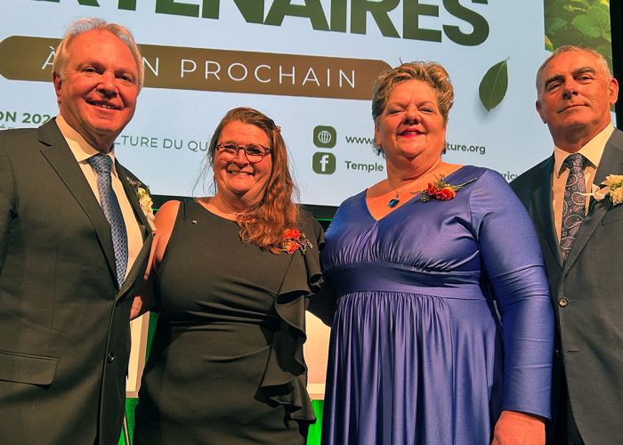 Serge Lefebvre, Odette Ménard, Ann Louise Carson et Marcel Groleau ont été intronisés au Temple de la renommée de l’agriculture du Québec, le 26 octobre. Photo : Vincent Cauchy/TCN