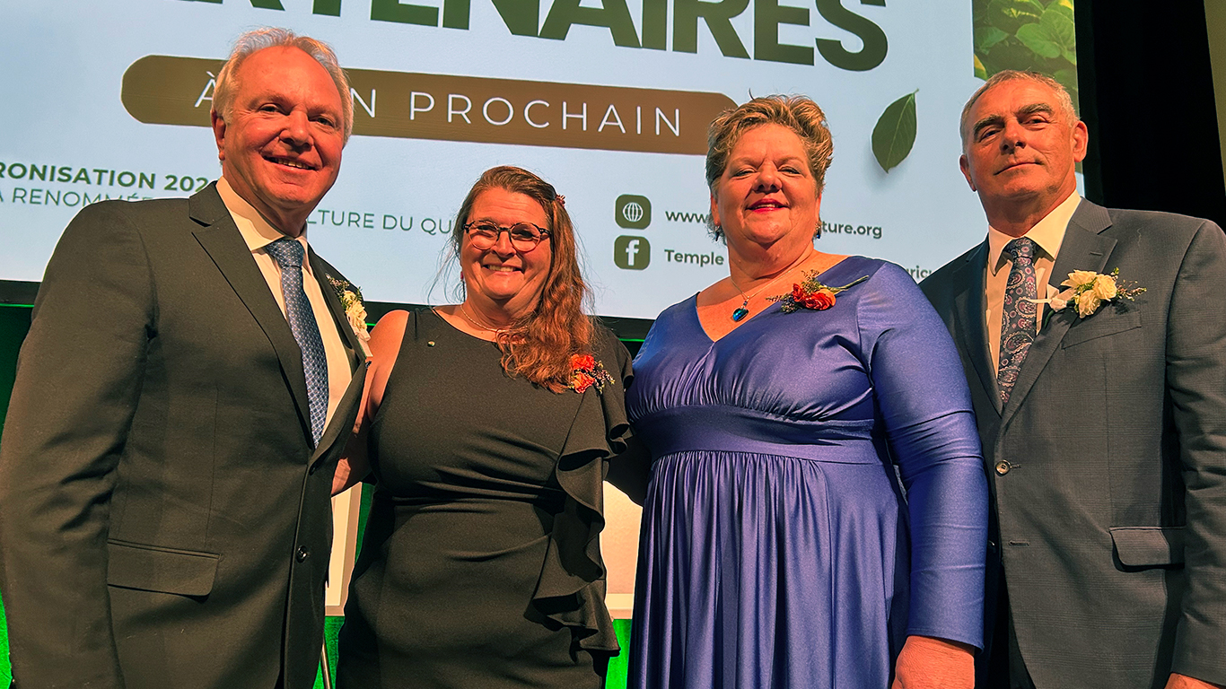 Serge Lefebvre, Odette Ménard, Ann Louise Carson et Marcel Groleau ont été intronisés au Temple de la renommée de l’agriculture du Québec, le 26 octobre. Photo : Vincent Cauchy/TCN