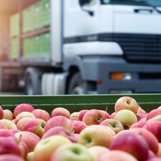 Près de la moitié des gens sondés croient, à tort, que le transport des aliments est le plus important facteur de production de gaz à effet de serre de l’industrie alimentaire. Photo : Shutterstock