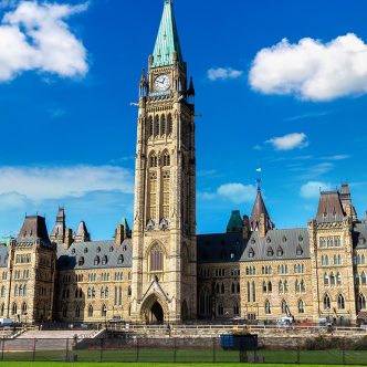 Le projet de loi C-282, visant à protéger la gestion de l’offre dans les négociations commerciales, est au cœur des discussions, à Ottawa. Photo : Shutterstock