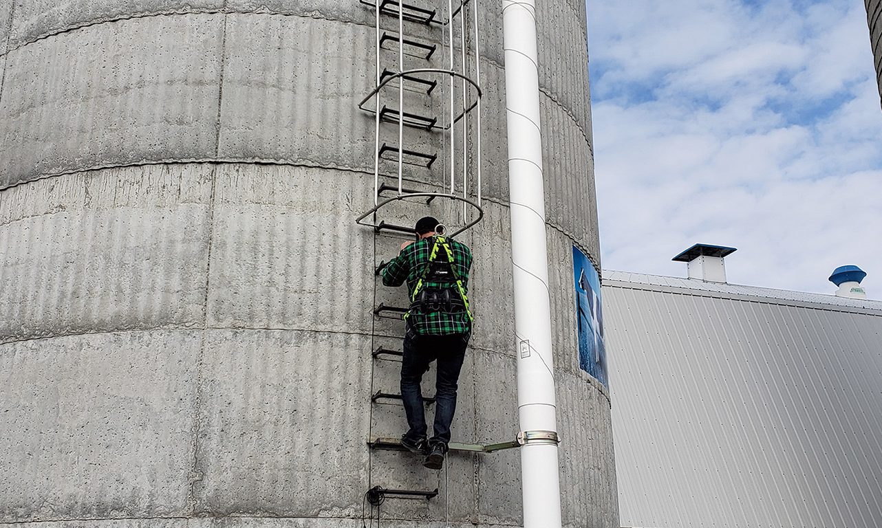 Lorsqu’un travailleur monte dans un silo, il doit obligatoirement porter un harnais de sécurité relié à un dispositif antichute conforme aux normes en vigueur. Photo : Archives/TCN