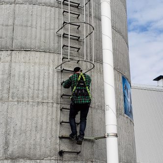 Lorsqu’un travailleur monte dans un silo, il doit obligatoirement porter un harnais de sécurité relié à un dispositif antichute conforme aux normes en vigueur. Photo : Archives/TCN