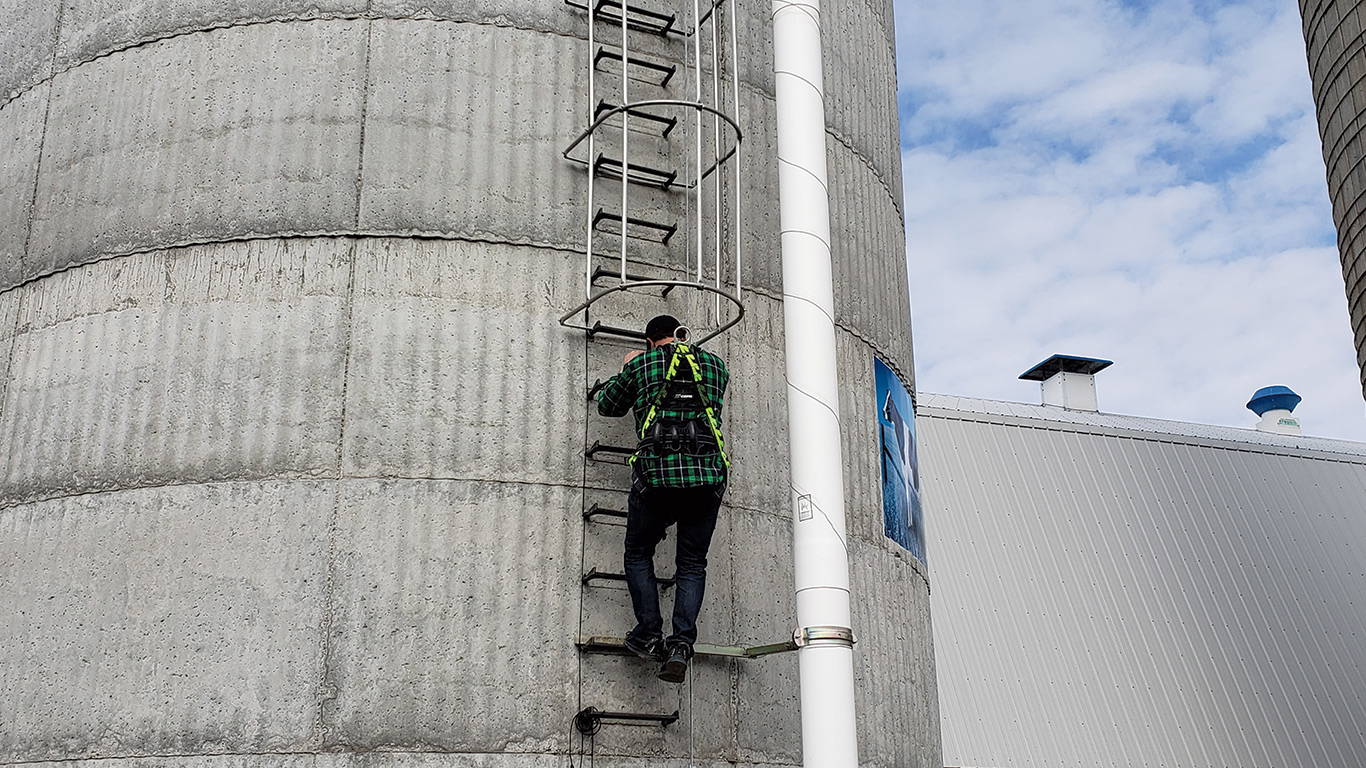 Lorsqu’un travailleur monte dans un silo, il doit obligatoirement porter un harnais de sécurité relié à un dispositif antichute conforme aux normes en vigueur. Photo : Archives/TCN