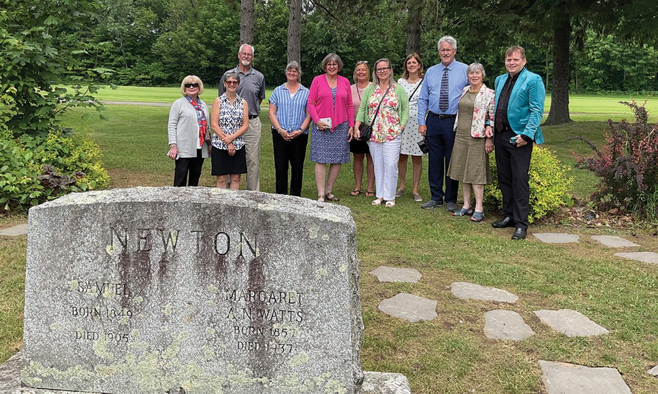 Le cimetière de la famille Watts-Sheppard a été créé par Robert Nugent Watts. Sur cette photo, des descendants sont venus d'ailleurs au Canada, le 14 juin 2023, pour une cérémonie de commémoration. Photo : Gracieuseté de Société de généalogie de Drummondville