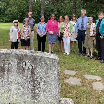 Le cimetière de la famille Watts-Sheppard a été créé par Robert Nugent Watts. Sur cette photo, des descendants sont venus d'ailleurs au Canada, le 14 juin 2023, pour une cérémonie de commémoration. Photo : Gracieuseté de Société de généalogie de Drummondville