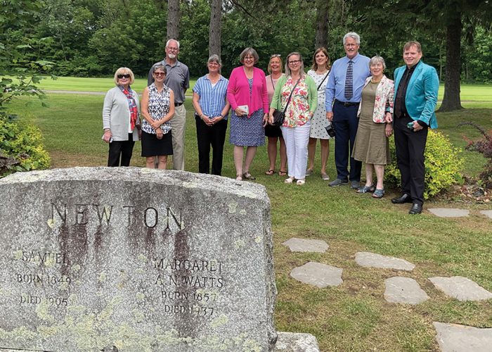 Le cimetière de la famille Watts-Sheppard a été créé par Robert Nugent Watts. Sur cette photo, des descendants sont venus d'ailleurs au Canada, le 14 juin 2023, pour une cérémonie de commémoration. Photo : Gracieuseté de Société de généalogie de Drummondville