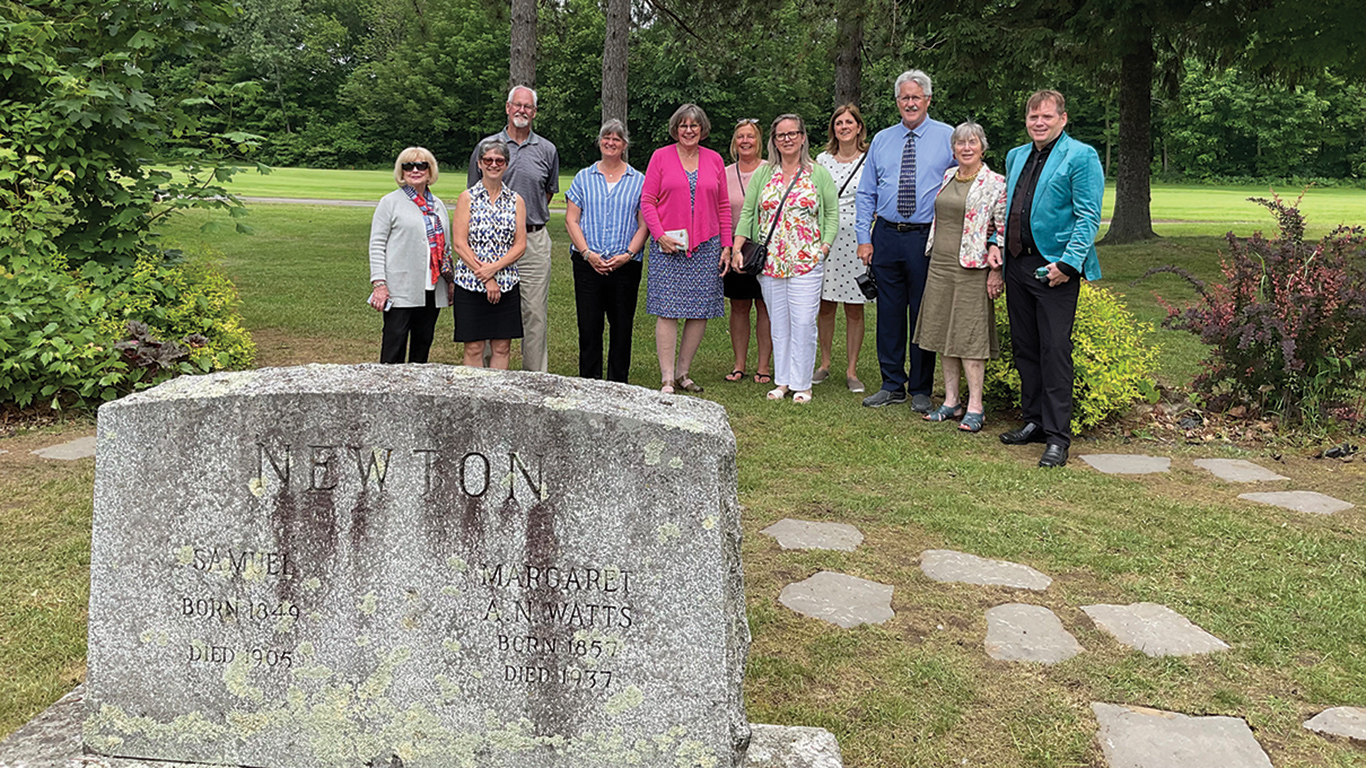 Le cimetière de la famille Watts-Sheppard a été créé par Robert Nugent Watts. Sur cette photo, des descendants sont venus d'ailleurs au Canada, le 14 juin 2023, pour une cérémonie de commémoration. Photo : Gracieuseté de Société de généalogie de Drummondville