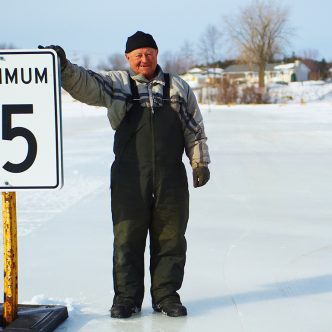 Avec les températures plus douces anticipées pour cet hiver, les secteurs du sud du Québec devront peut-être oublier l’aménagement des bons vieux ponts de glace, comme celui-ci à Saint-Charles-sur-Richelieu. Crédit: Martin Ménard/Archives TCN