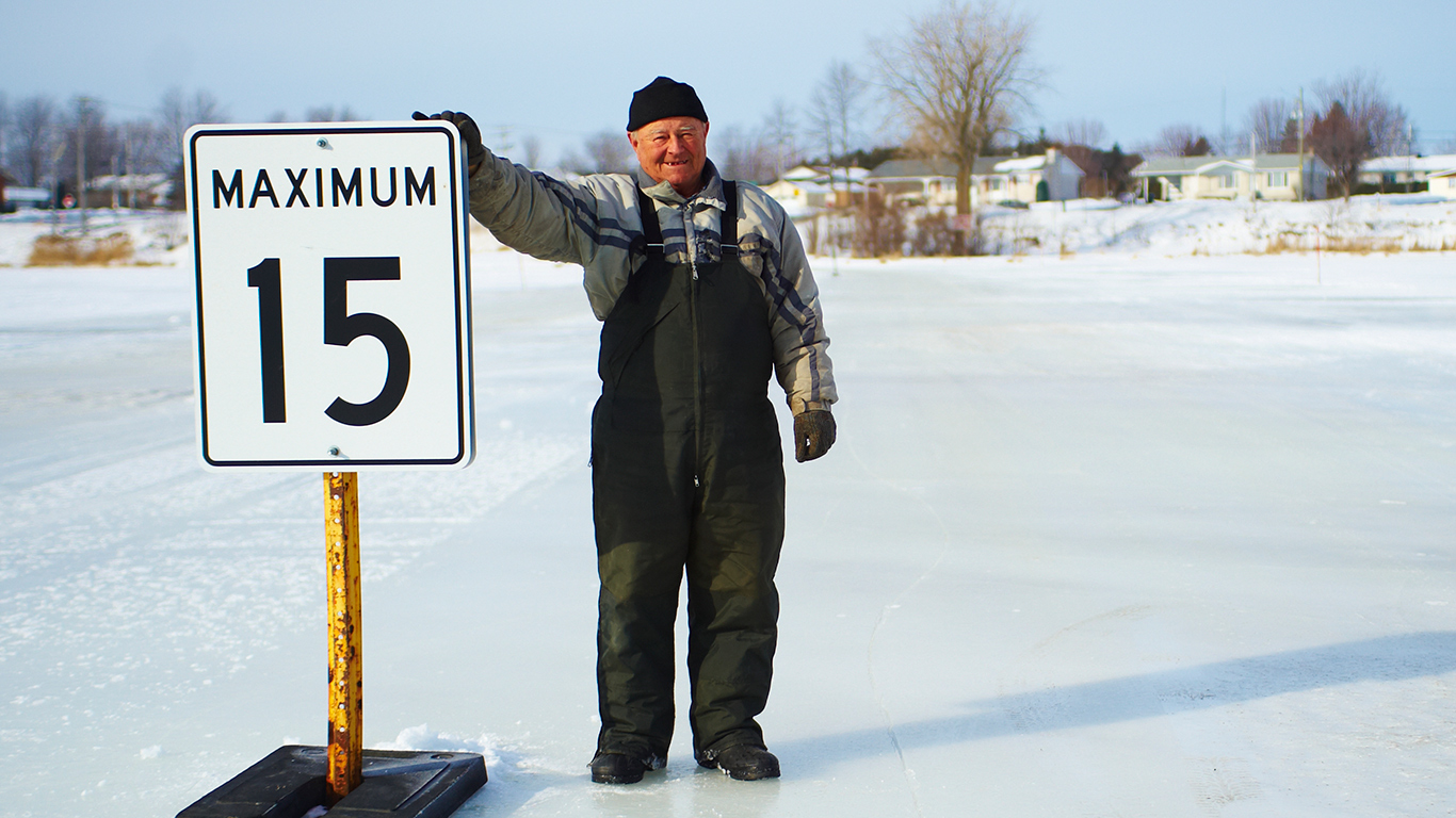 Avec les températures plus douces anticipées pour cet hiver, les secteurs du sud du Québec devront peut-être oublier l’aménagement des bons vieux ponts de glace, comme celui-ci à Saint-Charles-sur-Richelieu. Crédit: Martin Ménard/Archives TCN