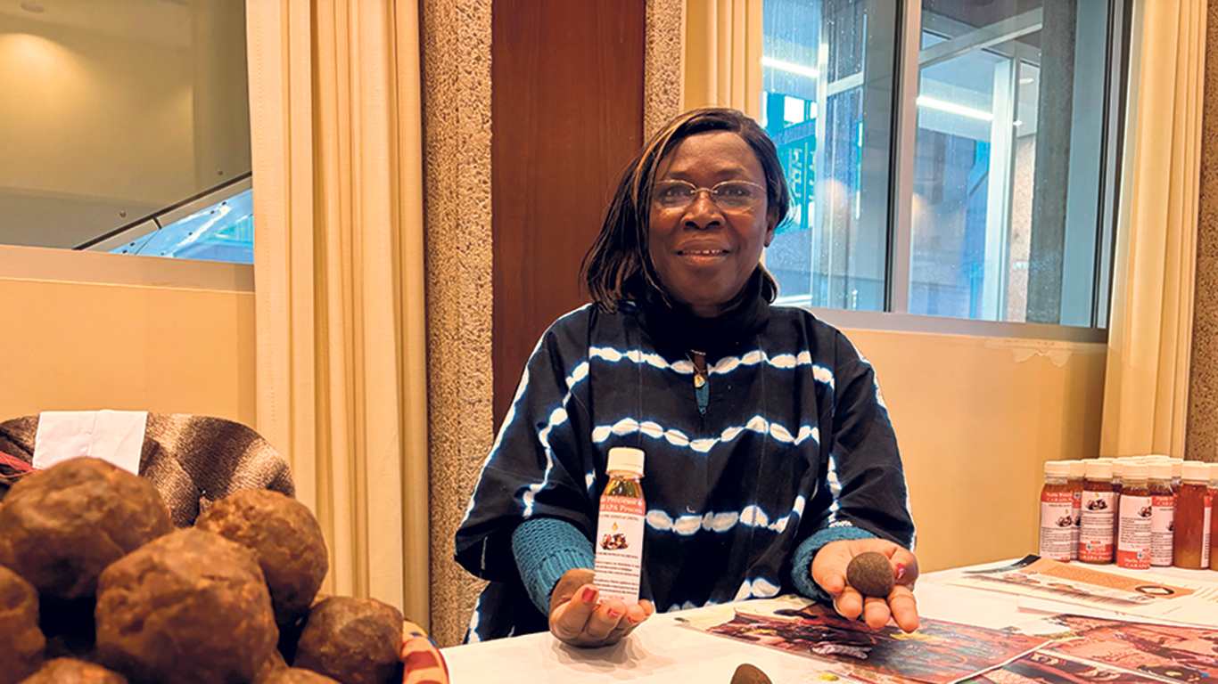 L’organisme que préside Isabelle Ouroh Pelwotho, en Côte d’Ivoire, réunit 200 femmes qui récoltent et concassent à la main des noix de Carapa procera pour la fabrication d’huile corporelle et de savon. Photo : Caroline Morneau/TCN