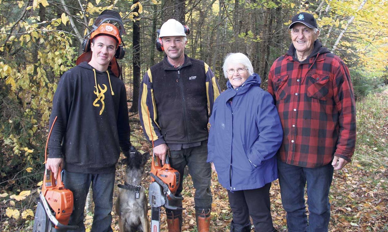 Samuel, François, Annette et Réal Poirier, trois générations qui exploitent la forêt dans le secteur de Lotbinière. Photos : Eugénie Emond