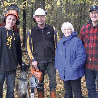 Samuel, François, Annette et Réal Poirier, trois générations qui exploitent la forêt dans le secteur de Lotbinière. Photos : Eugénie Emond