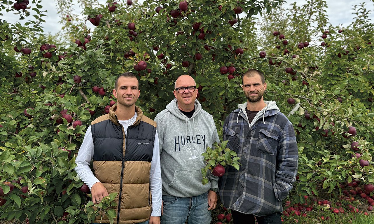 Sylvain Pelletier, entouré de ses fils Mathieu et Marc-André, sont associés au sein de l’entreprise familiale Le Verger les Jardins d’Émilie, à Rougemont. Photos : Verger les Jardins d’Émilie