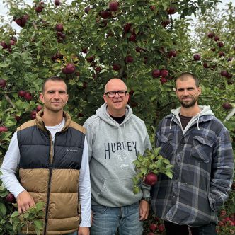 Sylvain Pelletier, entouré de ses fils Mathieu et Marc-André, sont associés au sein de l’entreprise familiale Le Verger les Jardins d’Émilie, à Rougemont. Photos : Verger les Jardins d’Émilie