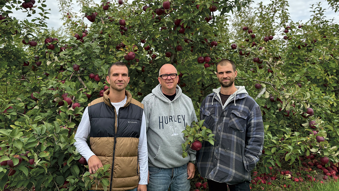 Sylvain Pelletier, entouré de ses fils Mathieu et Marc-André, sont associés au sein de l’entreprise familiale Le Verger les Jardins d’Émilie, à Rougemont. Photos : Verger les Jardins d’Émilie