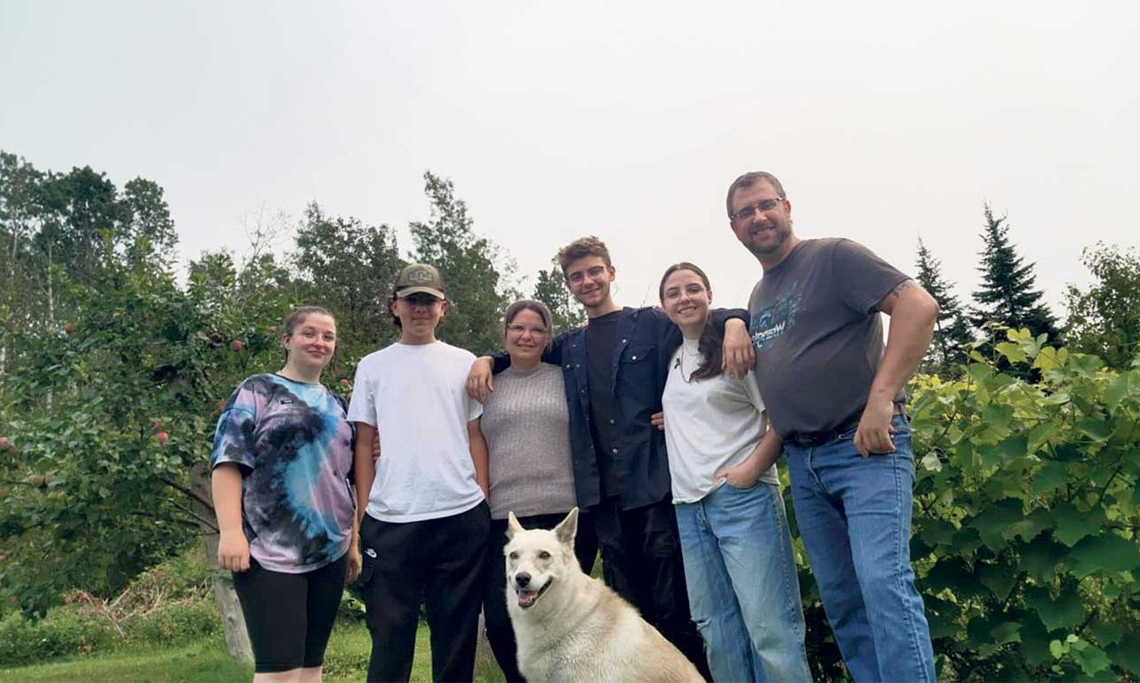 La famille Gagné-Desbiens : Angélica, Tristan, Sandra Gagné, Donovan, Bianca et Adam Desbiens. Photos : Gracieuseté du Domaine Côte du Nord