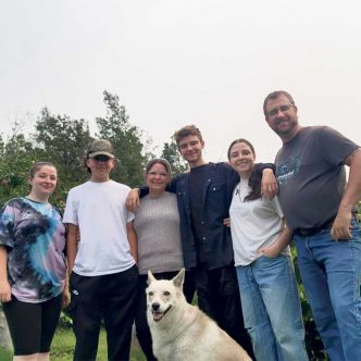 La famille Gagné-Desbiens : Angélica, Tristan, Sandra Gagné, Donovan, Bianca et Adam Desbiens. Photos : Gracieuseté du Domaine Côte du Nord