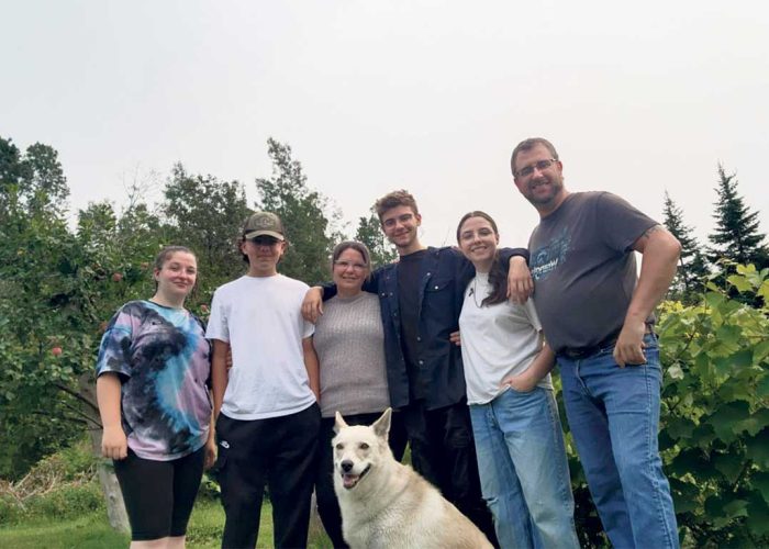 La famille Gagné-Desbiens : Angélica, Tristan, Sandra Gagné, Donovan, Bianca et Adam Desbiens. Photos : Gracieuseté du Domaine Côte du Nord